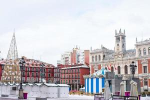 valladolid, Spanje - januari 10, 2021 hoofd plein met eerlijk staat foto