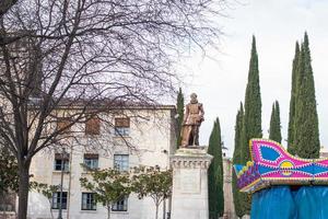 valladolid, Spanje - januari 10, 2021 standbeeld van miguel de cervantes in de Universiteit plein foto