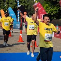 nieuw Delhi, Indië - oktober 16 2022 - vedanta Delhi voor de helft marathon ras na covid in welke marathon deelnemers over naar kruis de af hebben lijn, Delhi voor de helft marathon 2022 foto