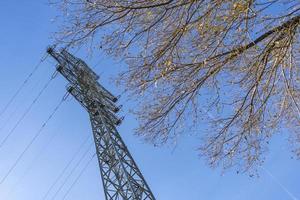 hoog transmissie toren tegen een Doorzichtig lucht foto