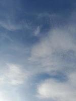 blauw lucht met gezwollen wolken achtergrond. natuurlijk achtergrond foto