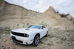 wit krachtig Amerikaans spier auto in carrière. foto