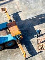 visie van de top verdieping van de industrieel fabriek direct bovenstaand van vrachtauto kraan foto