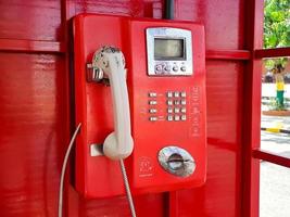 de oud rood bedrade telefoon in de Verleden, zijn Leuk vinden gaan terug naar de Verleden waar mensen vaak gebruikt openbaar telefoons. foto