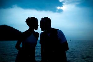 gelukkig momenten van interraciaal paren Aan een jacht de paar had hun huwelijksreis Bij een van Azië foto