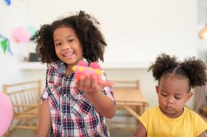 twee weinig meisjes spelen met plasticine foto