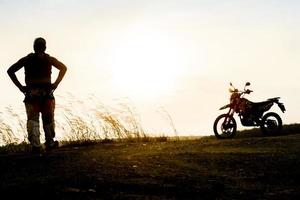 Mens met motorcross mooi licht berg onafhankelijk avontuur toerisme concept foto