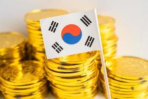 stapel munten geld met korea vlag, finance banking concept. foto