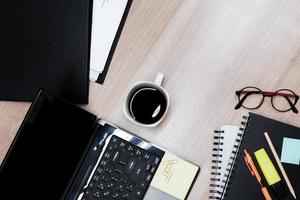 top visie laptop en accessoires Aan houten tafel met kopiëren ruimte foto