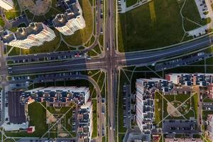 antenne visie van weg uitwisseling of snelweg kruispunt. knooppunt netwerk van vervoer genomen door drone. foto
