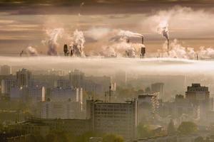 antenne panoramisch visie Aan rook van pijpen van chemisch of houten onderneming fabriek. industrieel landschap milieu verontreiniging verspilling fabriek. lucht verontreiniging concept. foto