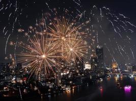 hoog hoek visie fantastisch veelkleurig lang blootstelling schot van vuurwerk over- chao phraya rivier, stadsgezicht van Bangkok, festival, viering, gelukkig nieuw jaar, bedrijf architectuur. foto
