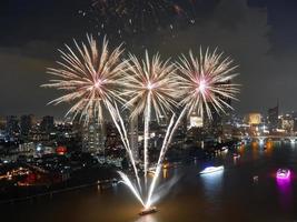 hoog hoek visie fantastisch veelkleurig lang blootstelling schot van vuurwerk over- chao phraya rivier, stadsgezicht van Bangkok, festival, viering, gelukkig nieuw jaar, bedrijf architectuur. foto