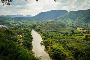 bergen en lucht in de stil platteland Aan de banken van de Mekong rivier- foto