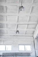 LED lampen Aan wit plafond in industrieel gebouw. foto