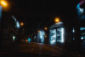 augsburg, Duitsland, 2020 - 's nachts weg door een parkeergarage foto