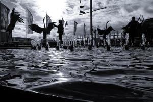 Sydney, Australië, 2020 - grijstinten van mensen in de buurt van de waterfontein foto