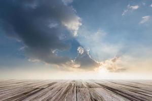 houten vloer met hemelachtergrond foto