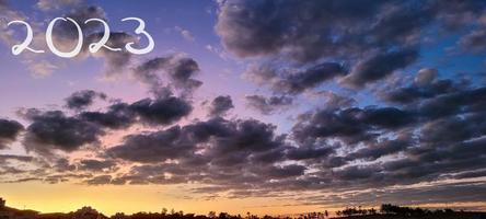 lucht met wolken en een gelukkig nieuw jaar foto