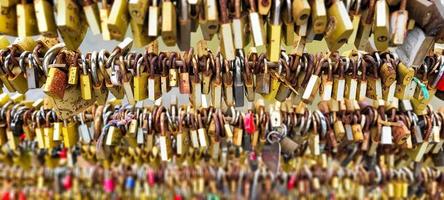 hangsloten zit vast Aan bruggen van liefde, liefde geloften hangslot foto