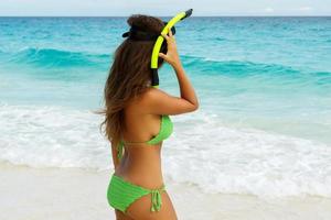 gelukkig vrouw in haken bikini gedurende snorkelen foto