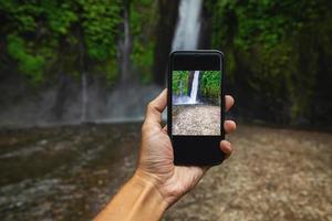 Mens nemen afbeelding van een mooi waterval foto