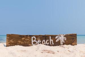 houten teken met belettering Aan de strand foto