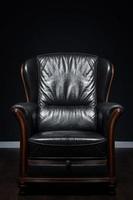 groot leer fauteuil in donker interieur kamer foto