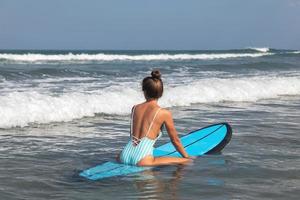 jong vrouw surfer is proberen naar vangst de Golf foto