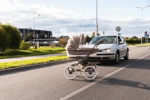verontwaardigd bestuurder en baby kinderwagen gerold uit in de midden- van de weg foto