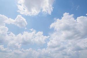 blauwe lucht en wolken foto