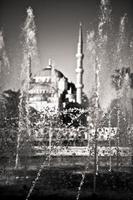 fontein met moskee op de achtergrond in Istanboel, Turkije foto