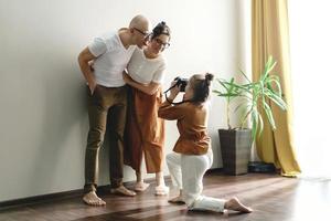 weinig dochter nemen afbeelding van haar ouders foto