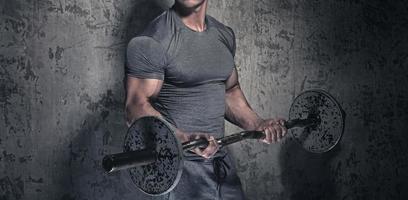 jong bodybuilder met barbell foto