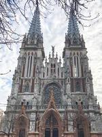 oud oude middeleeuws grijs griezelig eng katholiek, orthodox gotisch kerk met spitsen. Europese architectuur foto