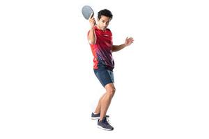 portret van sport- Mens mannetje atleet spelen tafel tennis geïsoleerd. foto