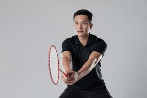 badminton speler vervelend sportkleding staand Holding een racket foto