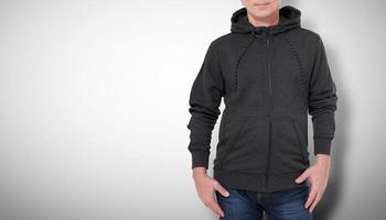 Mens in zwart trui, zwart hoodies. wit achtergrond foto