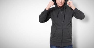 Mens in zwart trui, zwart hoodies. wit achtergrond foto