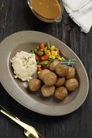 Zweeds traditioneel gehaktballen met gekookt groente. gepureerd aardappelen, en veenbes saus. foto