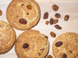 havermout koekjes . koekjes met rozijnen Aan de tafel. rozijnen Aan de tafel. zoet traktatie. voedsel voor ontbijt foto