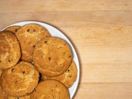 haver koekjes. koekjes met rozijnen Aan de tafel. zoet traktatie. gezond eetpatroon. foto