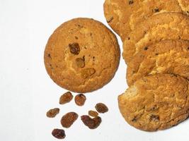 havermout rozijn koekjes Aan een wit achtergrond. snoepgoed. gebroken thee koekjes. foto