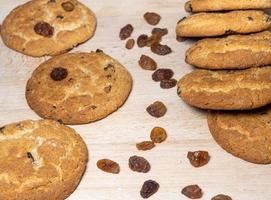 havermout koekjes . koekjes met rozijnen Aan de tafel. rozijnen Aan de tafel. zoet traktatie. gezond eetpatroon foto