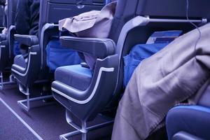 Purper kleur leeg passagier vliegtuig stoelen in de cabine foto
