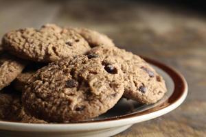 chocola koekjes Aan houten tafel. dichtbij omhoog foto