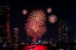 vuurwerk viering Aan de rivier- in de donker lucht foto