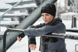 jong atletisch vrouw gedurende haar winter training buiten foto
