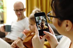 weinig meisje met een karaoke microfoon het zingen voor haar ouders foto