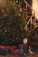 weinig jongen vervelend geruit overhemd Bij huis gedurende Kerstmis vooravond. foto